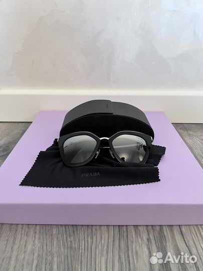 Солнцезащитные очки Prada