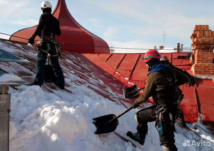 Альпинист, чистка кровли, кровельщик