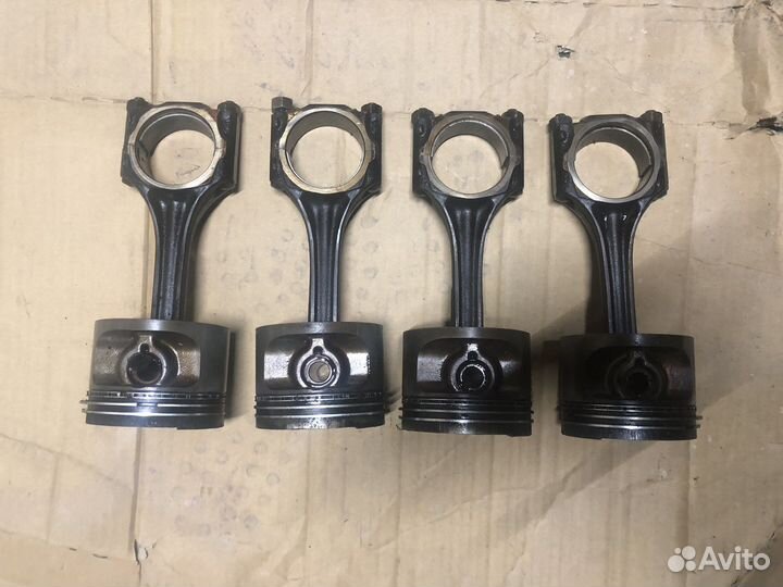 VW Passat B3 1.8 Шатун с поршнем