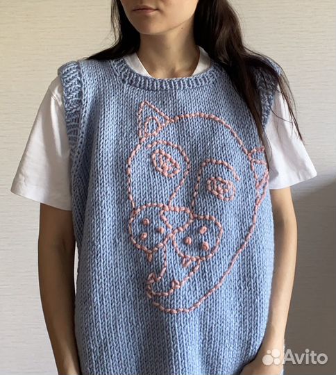 Вязаный жилет с вышивкой ручной работы