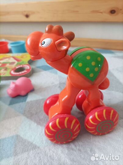 Игрушки для малышей и коврик