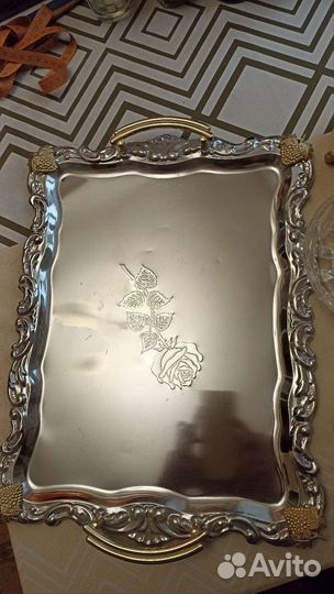 Поднос, салатники, картина, вазы