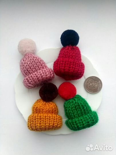 Новые броши вязаные шапочки