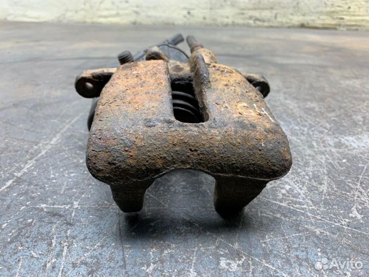 Суппорт тормозной задний левый Audi A6 универсал