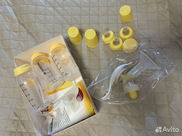 Ручной молокоотсос Медела и бутылочки