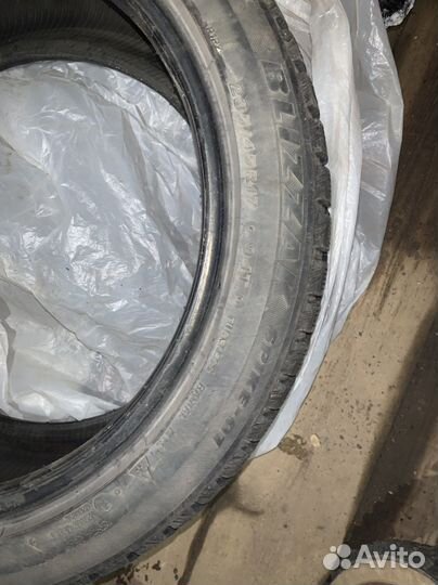 Bridgestone Blizzak Spike-01 235/45 R17