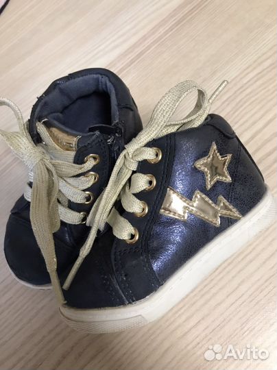 Жилетка 80 см и шапочка, ботинки 20 разм в подарок