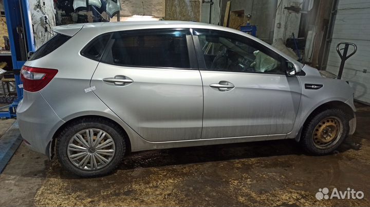 Планка стекла двери передней левой Kia Rio 3 82231-4X000