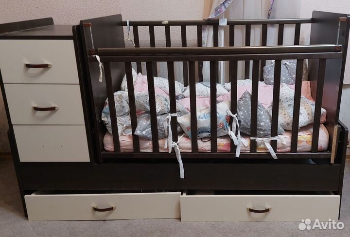 Детская кроватка с маятником