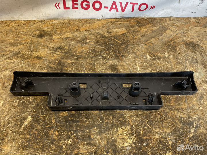 Toyota Land Cruiser 200 Подиум номерного знака