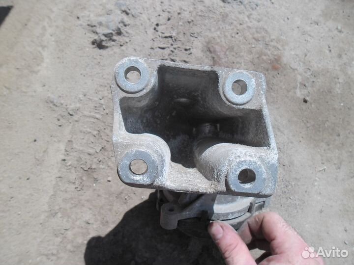 Правая опора двигателя бмв 3 серия 2014 год F 30