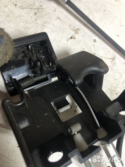 Трос лючка бака Nissan Tiida 1