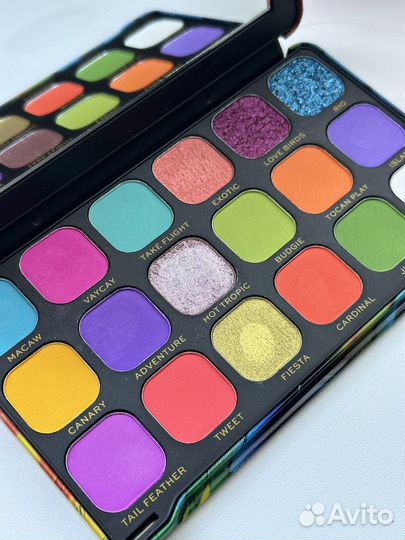 Палитра теней makeup revolution