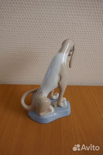 Фарфоровая статуэтка Собака с косточкой.16 см