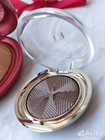 Блеск для губ и тени для век