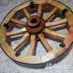 Деревянное колесо от телеги для украшения сада