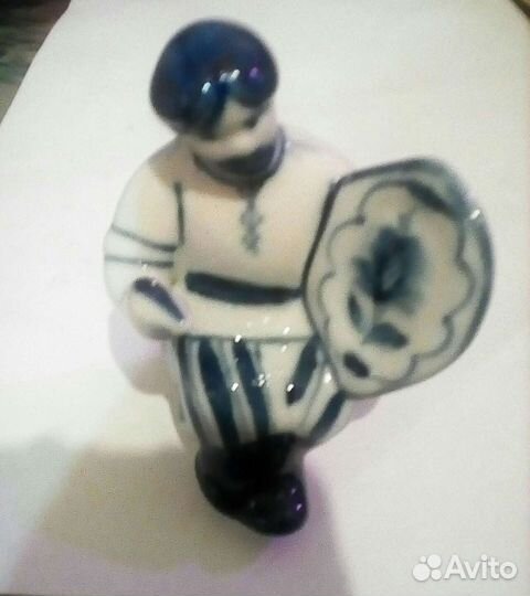 Фигурка гжель художник
