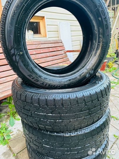 Toyo Observe Garit GIZ 215/60 R16 95Q