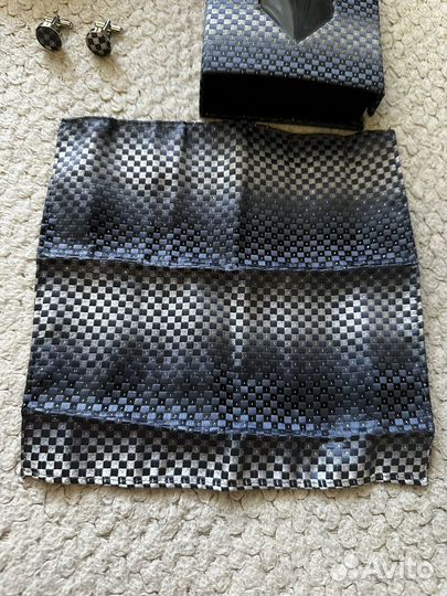 Галстук и запонки