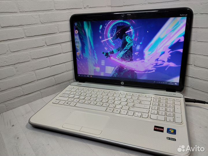 Отличный ноутбук HP в белом корпусе