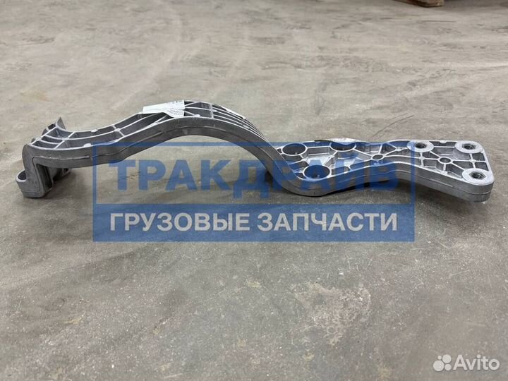 Правый соединительный кронштейн ступеньки первого уровня Dongfeng GX