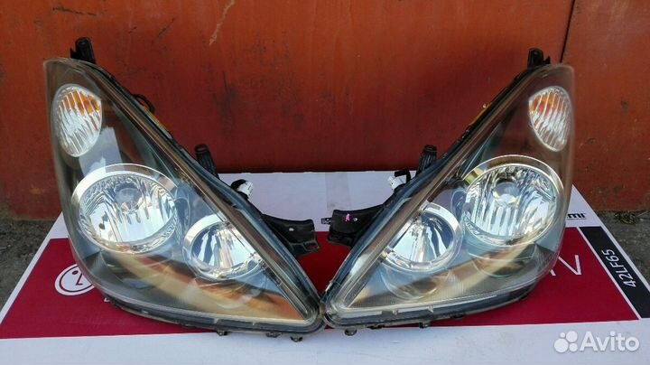 Фара тойота виш правая и левая