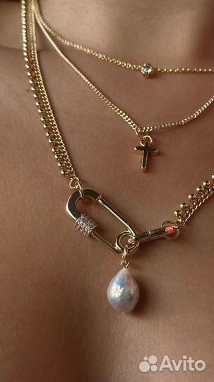Колье из цепей с подвесками и натуральной жемчужин