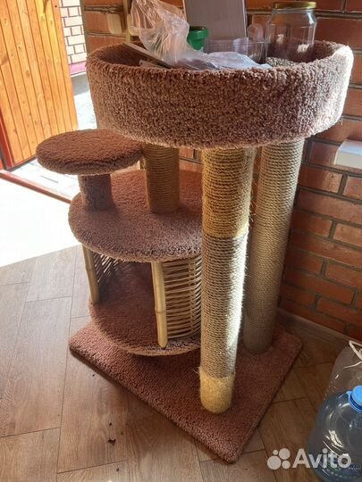 Кошачий домик с когтеточкой