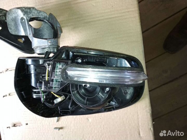 Продаю правое боковое зеркало