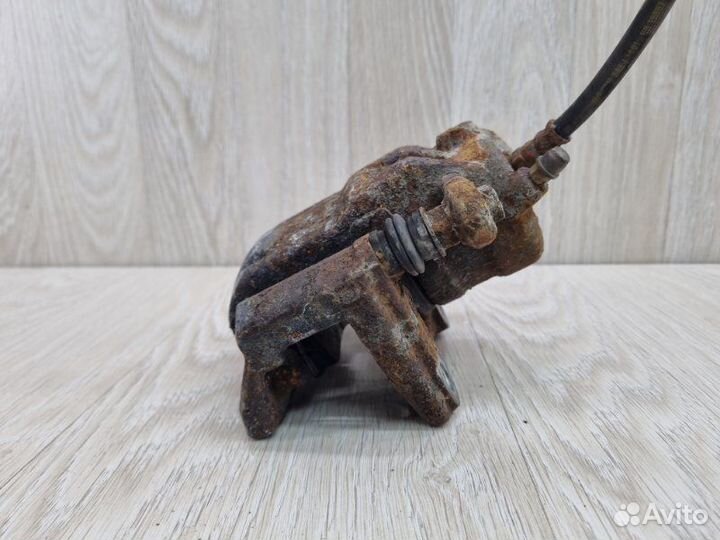 Суппорт передний левый Nissan Terrano