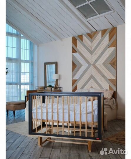 Детская кроватка с маятником