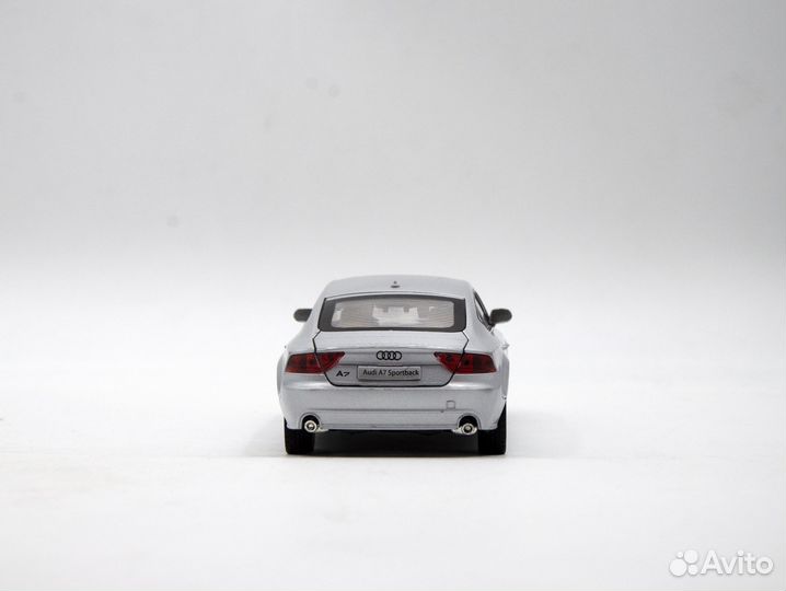 Машинка Audi A7 Sportback 1:24