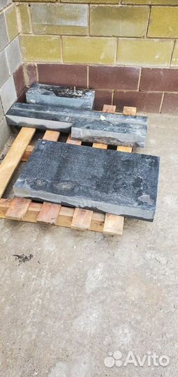 Памятник с клумбой из карельского гранита