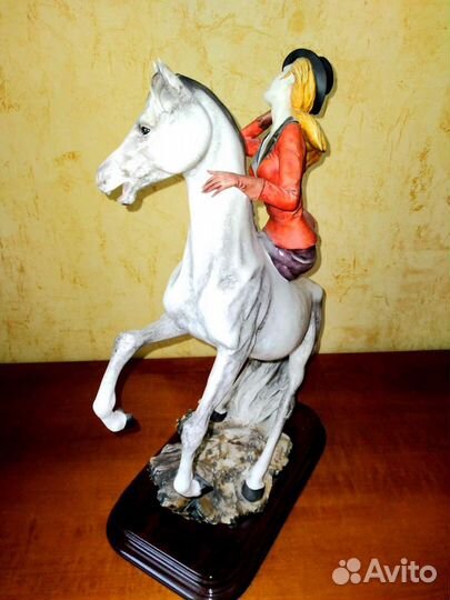 Статуэтка фарфор