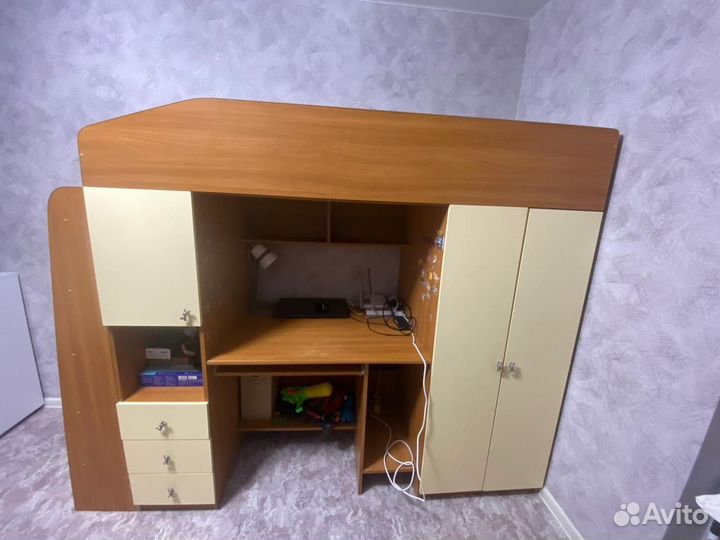 Детский уголок с кроватью и столом