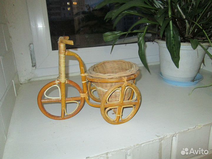 Подставка для цветов из ротанга