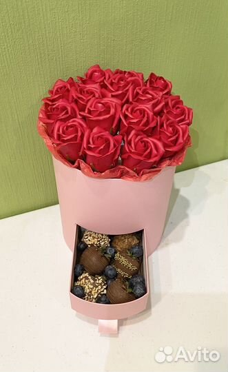 Торт из клубники в шоколаде и корзинка