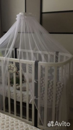 Детская кроватка с маятником белая