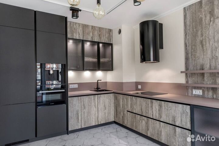 Кухня из пластика с витринами из профиля