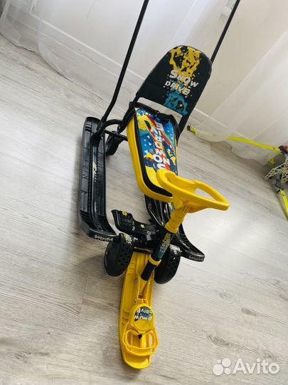 Снегокат с ручкой и колесами