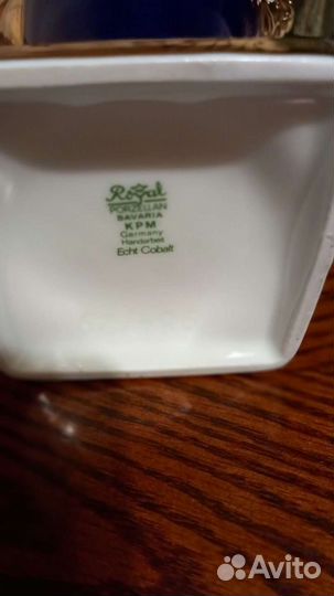 Ваза с золотыми ручками в виде лебедей