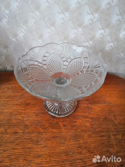 Ваза для фруктов на ножке