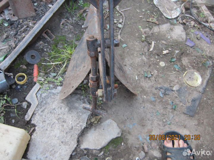 Плуг для мотоблока, грунтозацепы, окучник, сцепка