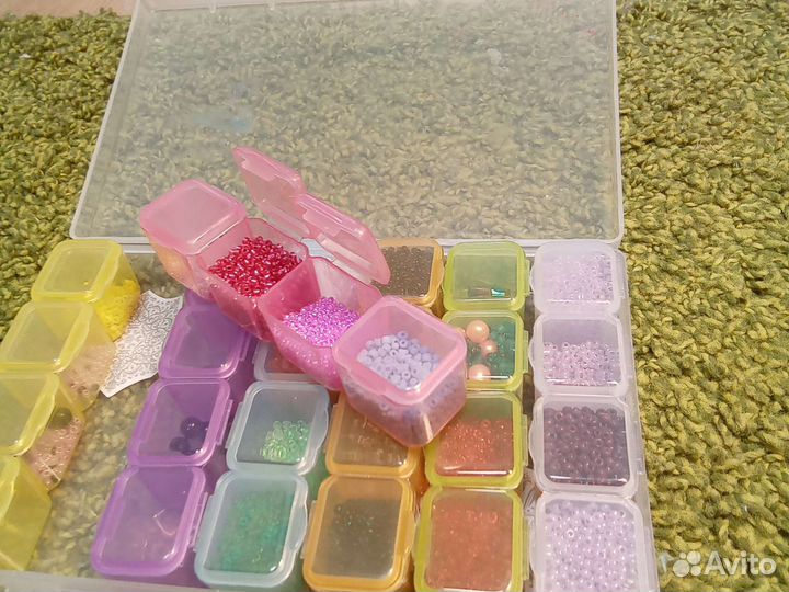 Набор бисера, несколько цветов и есть бусинки