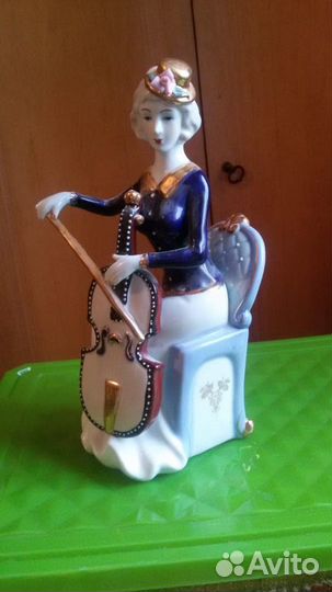 Фарфоровая статуэтка гжель 