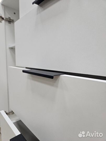 Белый комод-тумба с дверцами