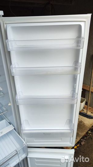 Встраиваемый холодильник Ariston BCB 33 A F