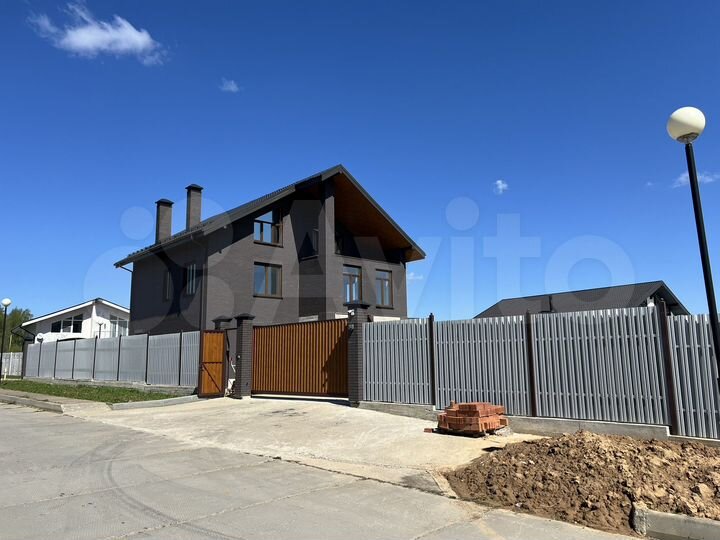 Коттедж 306 м² на участке 11 сот.