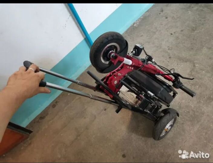 Электрический самокат с седением трехколесный