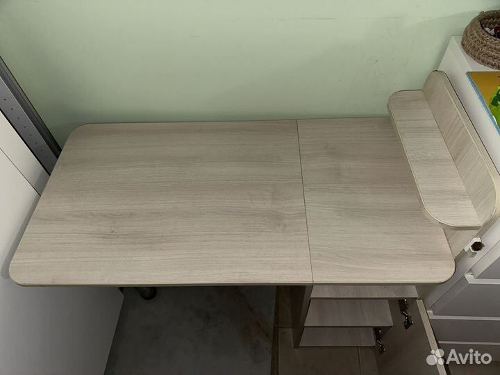 Маникюрный стол